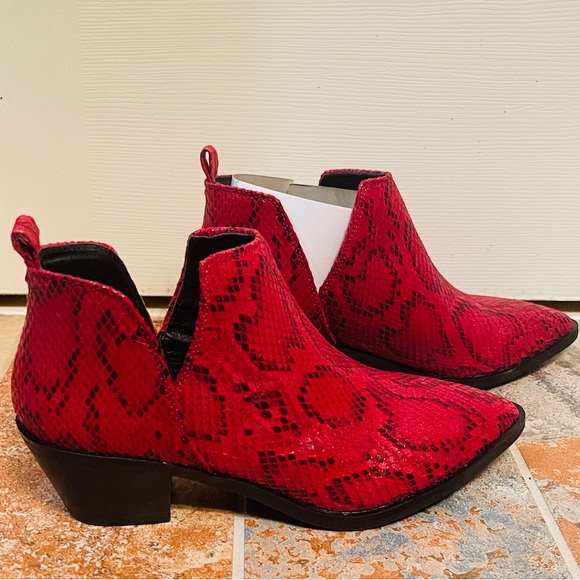 🐦‍🔥NWOT! Gorgeous Sugar Split Side Python Red & Black Pointed Toe Booties! - Picture 2 of 14
